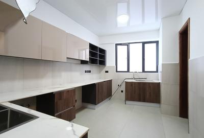 3 Bed Apartment with En Suite in Riverside - 4