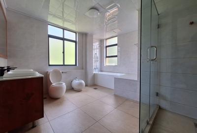 5 Bed Townhouse with En Suite at Mugumo