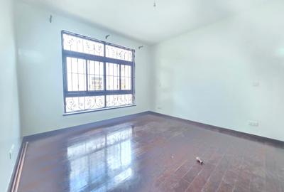 6 Bed Townhouse with En Suite in Lavington - 3