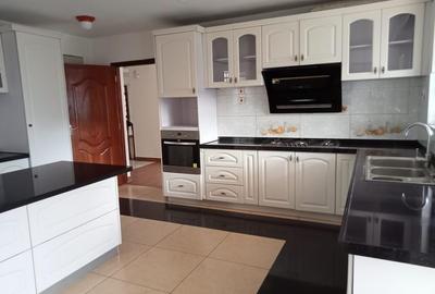 4 Bed House with En Suite in Runda