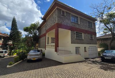 4 Bed House with En Suite in Lavington - 2