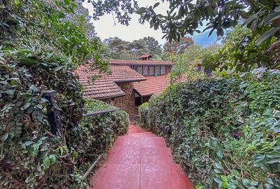 4 Bed Villa with En Suite in Lake View