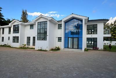 6 Bed House with En Suite in Runda - 2