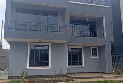 5 Bed House with En Suite in Garden Estate