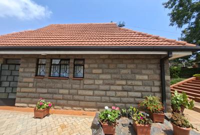 Furnished 2 Bed Apartment with En Suite at Close To Un