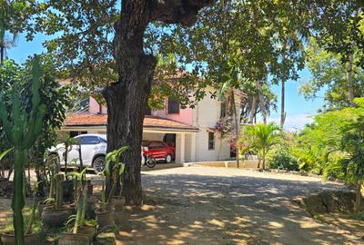 6 Bed Villa with En Suite at Aloo Drive Residence - 2