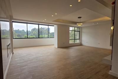 4 Bed Apartment with En Suite in Rosslyn