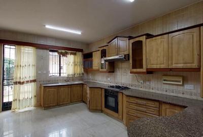4 Bed Townhouse with En Suite at Brookside Drive - 2