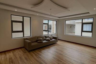 6 Bed Townhouse with En Suite in Lavington - 3