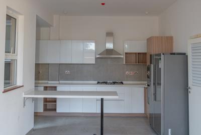 4 Bed Townhouse with En Suite at Lavington - 2