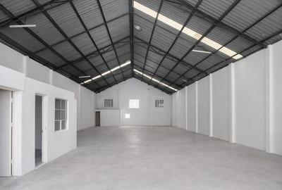5,998 ft² Warehouse with Parking in Industrial Area