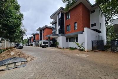 5 Bed Villa with En Suite at Lavington - 2