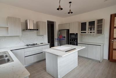 4 Bed House with En Suite in Ridgeways