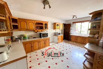 4 Bed House with En Suite in Nyari