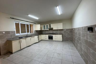 3 Bed Apartment with En Suite in Rhapta Road