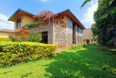5 Bed House with En Suite in Runda