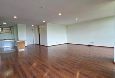 3 Bed Apartment with En Suite in Parklands - 4