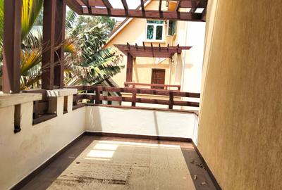 5 Bed House with En Suite in Lavington - 3