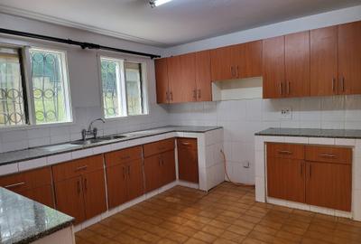4 Bed House with En Suite in Hill View - 3