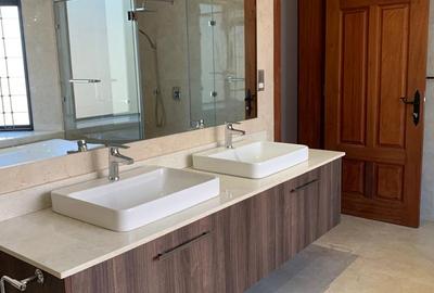 5 Bed Townhouse with En Suite in Kitisuru - 4