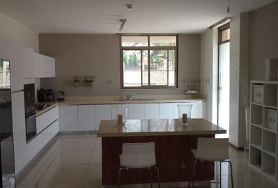 Furnished 3 Bed Apartment with En Suite at Near Regal Plaza