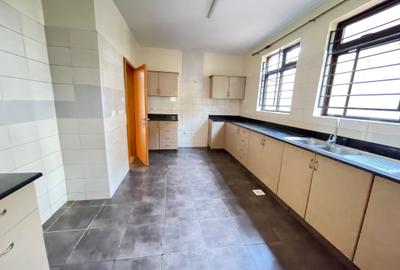 6 Bed Townhouse with En Suite in Lavington - 4