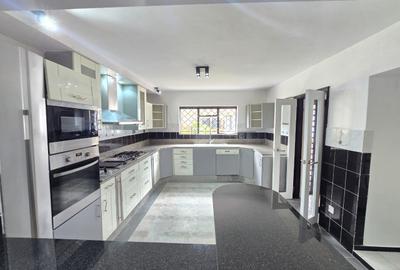 4 Bed House with En Suite in Runda