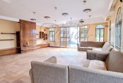 6 Bed House with En Suite in Ridgeways - 2