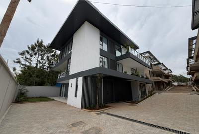 5 Bed Villa with En Suite in Lavington