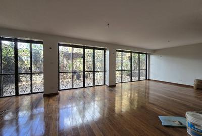 5 Bed House with En Suite in Lavington - 3