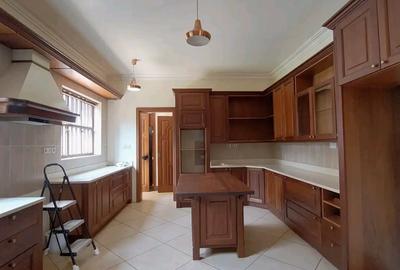 5 Bed House with En Suite in Thigiri