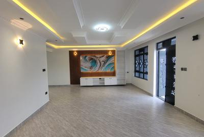 6 Bed House with En Suite in Membley - 2