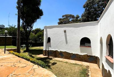 5 Bed Villa with En Suite in Riverside