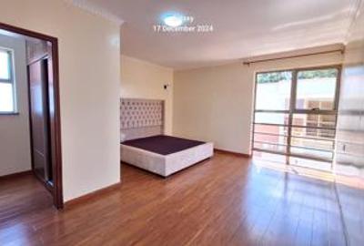 5 Bed Townhouse with En Suite at Lavington - 4