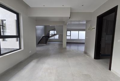 5 Bed House with En Suite in Lavington - 4