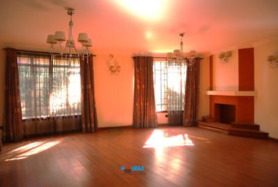 4 Bed Villa with En Suite in Riverside