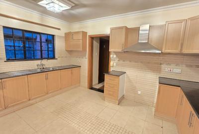 4 Bed House with En Suite in Lavington
