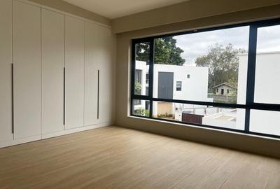 5 Bed Townhouse with En Suite in Kyuna - 2