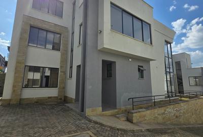 5 Bed Villa with En Suite at Apple Cross - 4