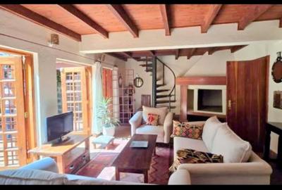 2 Bed House with En Suite in Rosslyn