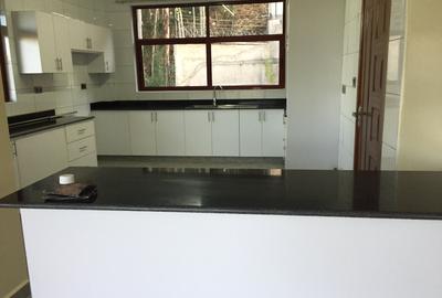7 Bed House with En Suite in Redhill - 3