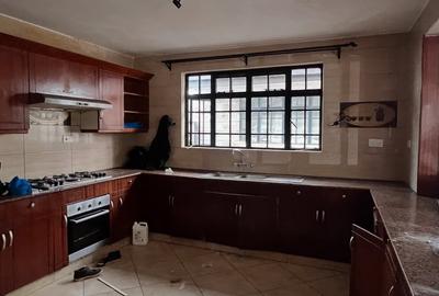 4 Bed Townhouse with En Suite at Valley Arcade - 3