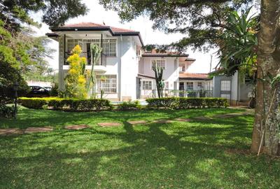 5 Bed House with En Suite in Nyari