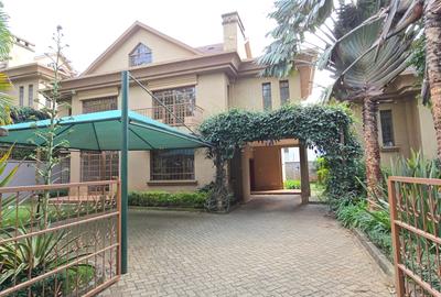 5 Bed Townhouse with En Suite at Lavington - 3