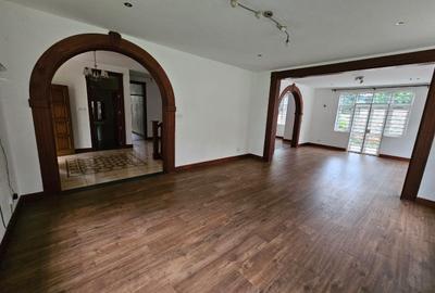 4 Bed House with En Suite in Rosslyn