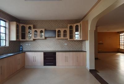 4 Bed Apartment with En Suite at 2Nd Parklands Avenue