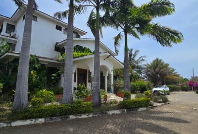 7 Bed Villa with En Suite at Serena Area