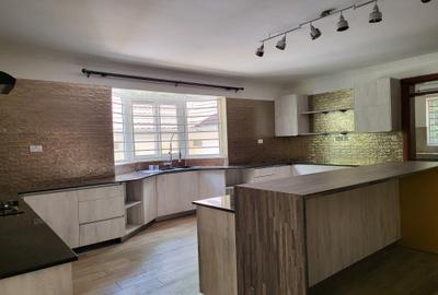 5 Bed Townhouse with En Suite in Rosslyn - 2