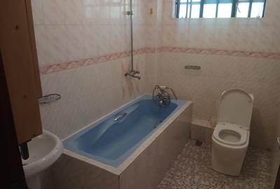 5 Bed House with En Suite in Runda - 2