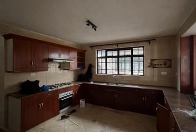 5 Bed Townhouse with En Suite in Lavington - 3
